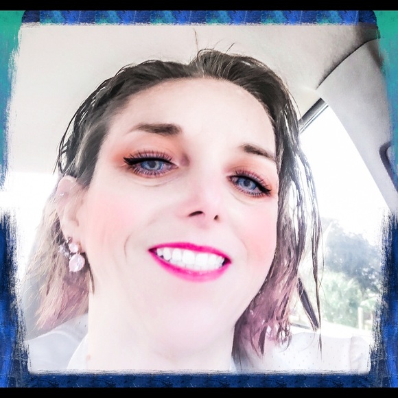 Meet your Posher Ambassador, Melissa - Picture 3 of 5